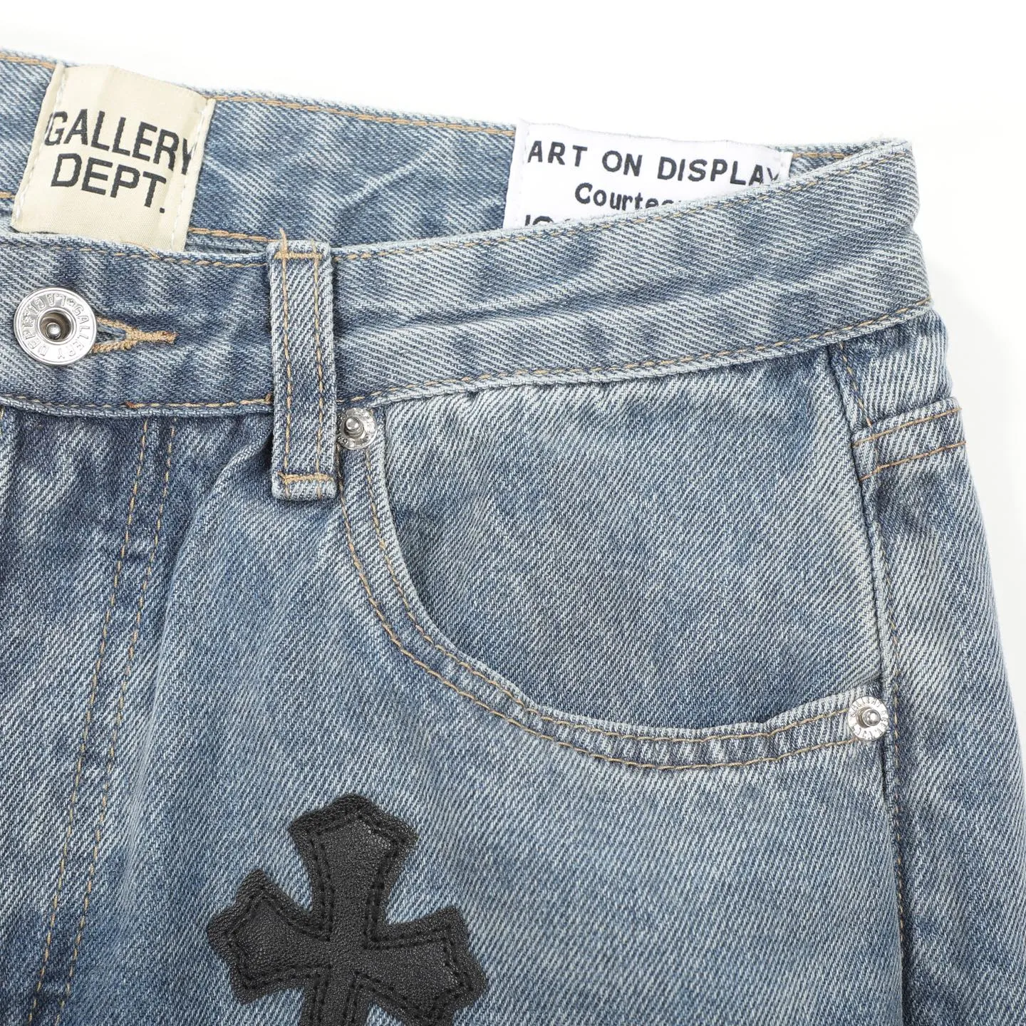 P280 CH Chromehearts zebra black and white cross patch patchwork jeans, priced at 34W level, patchwork cross pattern embellishment, washed jeans! ! An absolutely high-end luxury product, a 1.9W-level god-level single product, a super popular product, made by top heavy industry, a magic weapon that cannot be missed! [About Zangyin] This is an extremely luxurious fashion brand that can also be called the aristocracy of the high street. It has always been an exclusive brand for some hipsters or rich second generations. Compared with ordinary high streets, it is more luxurious and noble. Compared with luxury brands, it is more fashionable and individual. It has always been a brand that I have a special liking for. [Top heavy industry fashion design] Consistently high-street luxury style. Speaking of this style, the Zangyin family and GU family are definitely the leading representative brands. Especially the Zangyin family has really achieved a state-of-the-art effect in creating high-street style. The unique washed material is used to create this style. The color system is already quite eye-catching. After it is decorated with patchwork cross flowers, it cleverly highlights the charm of the brand. Secondly, this style uses classic The high-waist cutting design highlights the long legs and fashionable temperament of the upper body. The brand is highly recognizable and the slim fit configuration is more suitable for daily wear. It is a product that interprets personality, fashion, and specifications at a glance. This single product is enough to make any fan excited. It can be a white T-shirt for a youthful college style, or a tight suspender for a royal style. It has strong matching ability and can be easily controlled by men.  [Materials and craftsmanship] Needless to say, this point goes without saying. As an excellent craftsman brand, Zangyin’s requirements for details and craftsmanship are really perfect. The washed color of this model has gone through so many processes, not to mention the embellishment of denim appliques. It is also purely hand-made and sewn. Just like what they believe in, only hand-made things have soul and have the meaning of wear. A top-notch heavy-duty fashionable denim item, I look forward to your perfect interpretation! !  Color: blue Size: 28-36